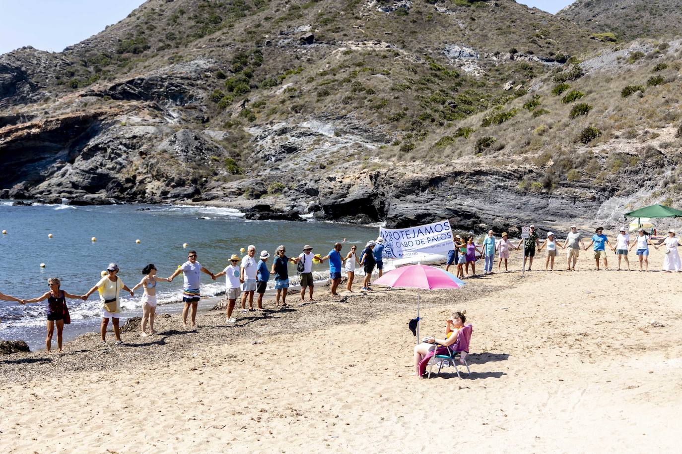 En imágenes, la cadena humana contra los vertidos de la depuradora a Cala Reona