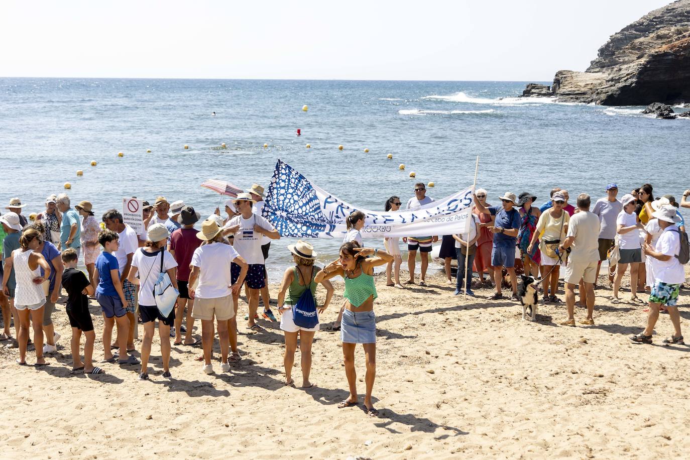 En imágenes, la cadena humana contra los vertidos de la depuradora a Cala Reona