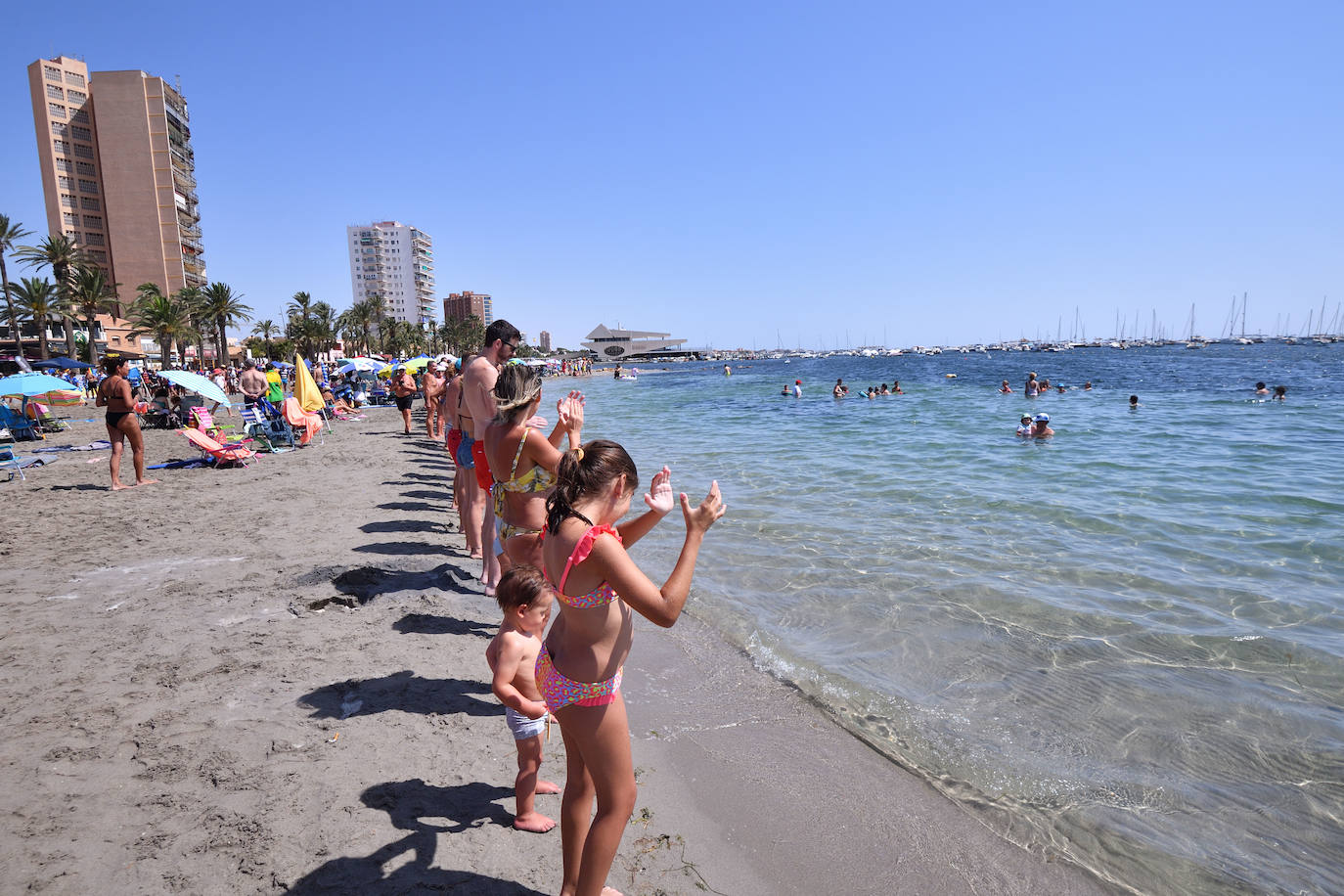 En imágenes, el abrazo al Mar Menor