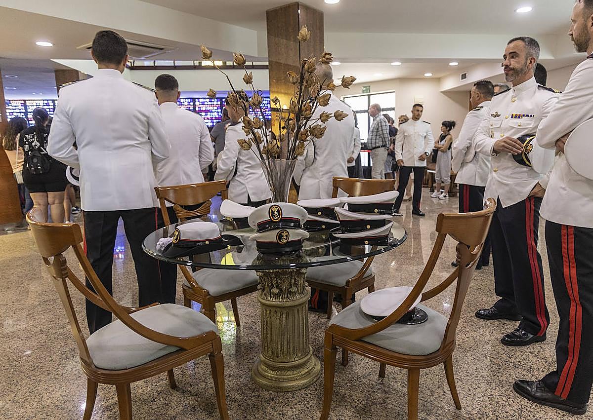 Imagen secundaria 1 - Dolor, lágrimas y rabia contenida en Cartagena en el adiós a la maestra y al militar muertos al chocar con el conductor kamikaze