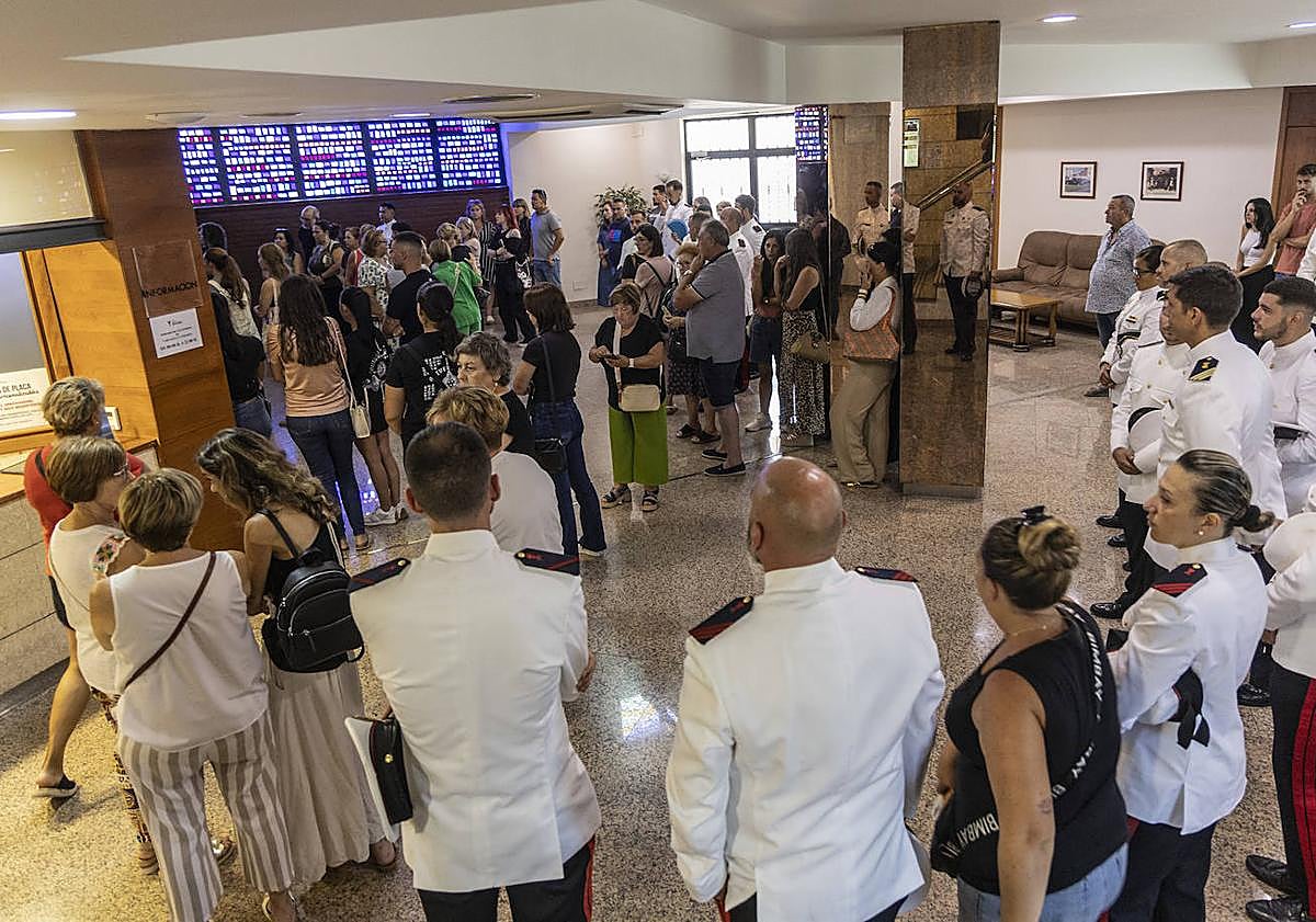 Imagen principal - Dolor, lágrimas y rabia contenida en Cartagena en el adiós a la maestra y al militar muertos al chocar con el conductor kamikaze