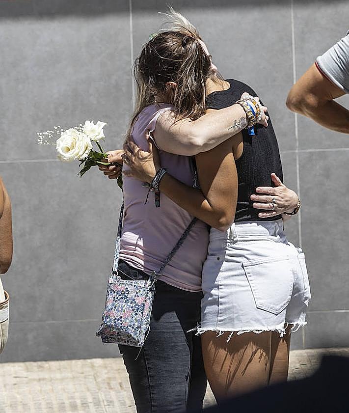 Imagen secundaria 2 - Dolor, lágrimas y rabia contenida en Cartagena en el adiós a la maestra y al militar muertos al chocar con el conductor kamikaze