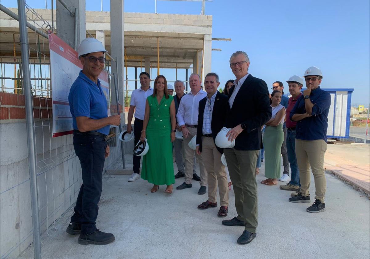 Visita a las obras del consejero Pedreño (c), ayer por la mañana.