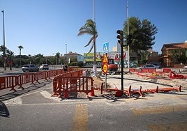 Trabajos de finalización del carril bici que atraviesa la avenida de la Azacaya, en la isleta ubicada entre Carrefour y el puente de la Fica.