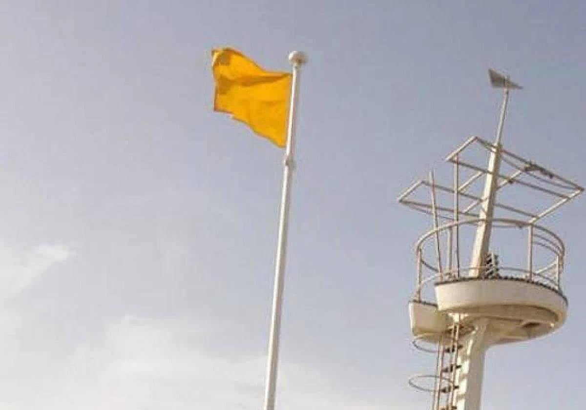 Bandera amarilla en una playa de la Región de Murcia.