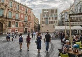 Viandantes en la plaza del Cardenal Belluga de Murcia, en una imagen de archivo.