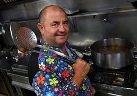 El cocinero y agricultor Joaquín Madrid, en la cocina de su restaurante, El rincón de Joaquín.