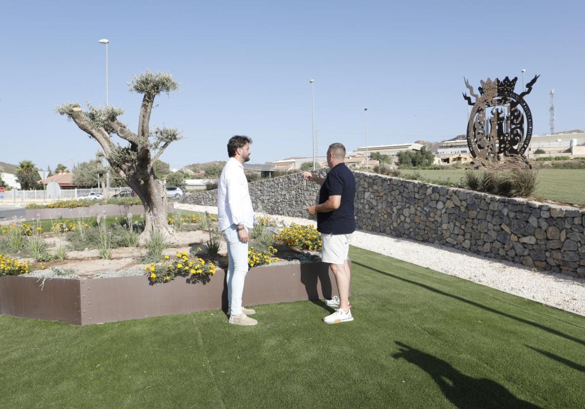 Los ediles de Parques y Jardines y Seguridad Ciudadana, en la rotonda.
