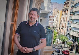 Mario Martínez, presidente de la Cámara de Orihuela, en una de las calles comerciales de la ciudad oriolana.