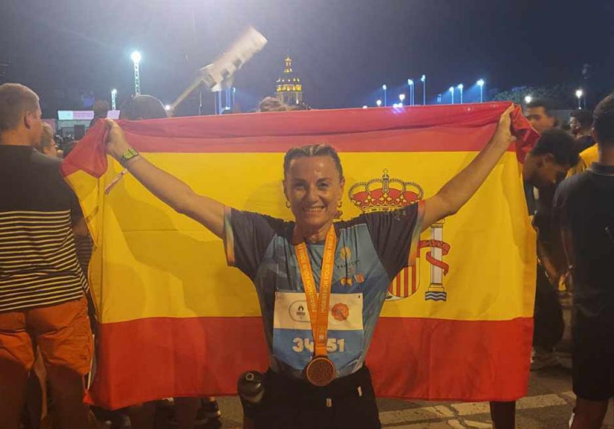 Inés Teruel Rosa con su camiseta de Alhama y la bandera española tras completar la prueba en París.