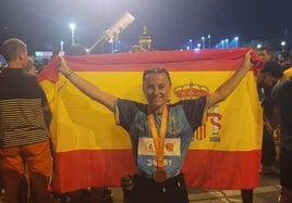 Inés Teruel Rosa con su camiseta de Alhama y la bandera española tras completar la prueba en París.