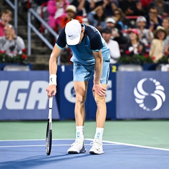 Sinner se duele de la cadera en su partido de cuartos de final del Masters 1000 de Montreal, ante Rublev.