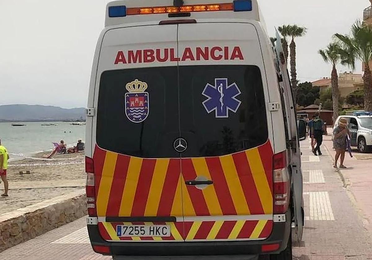Una ambulancia en Los Alcázares, en una imagen de archivo.
