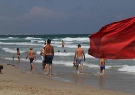 Bandera roja en una playa de la Región.