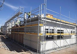 Un grupo de albañiles levantan un muro de ladrillos del módulo que albergará el grado medio de cocina y gastronomía.