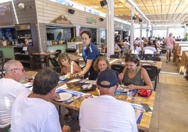 La terraza de un restaurante de La Manga, en la playa de las Sirenas, repleta de clientes.