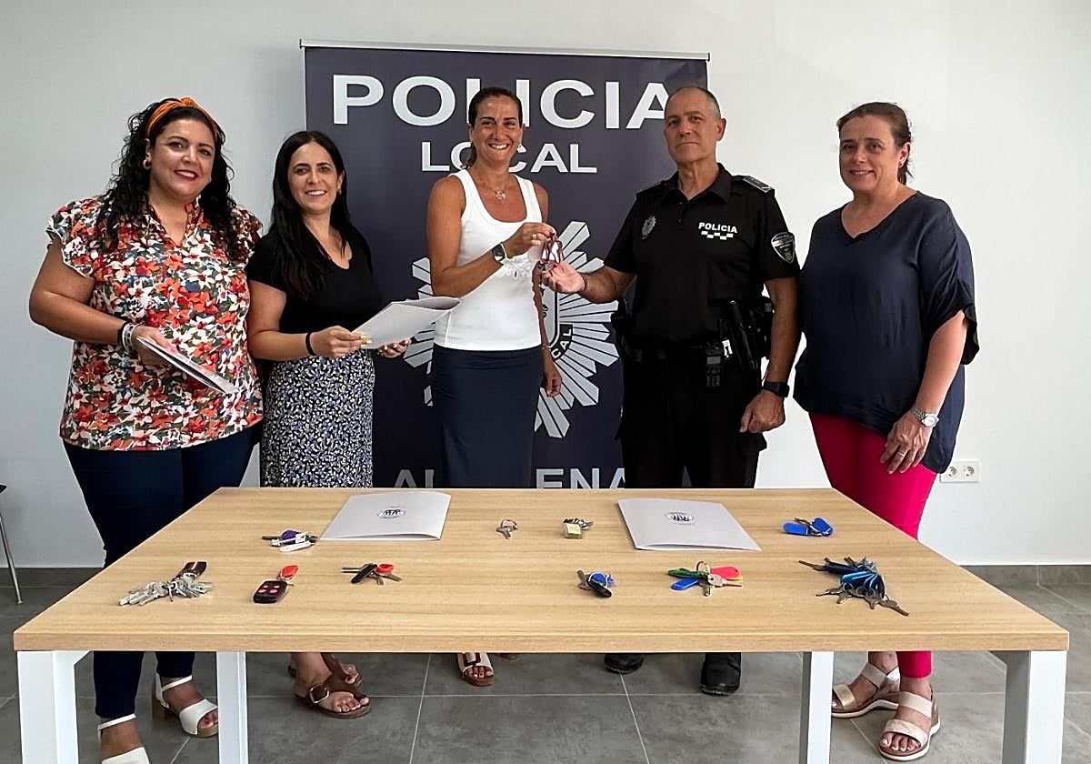 La alcaldesa entrega a un policía local una de las llaves que custodiarán.