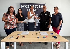 La alcaldesa entrega a un policía local una de las llaves que custodiarán.