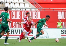 Quiles, delantero del Albacete, deja atrás a Alberto González, central del Real Murcia.