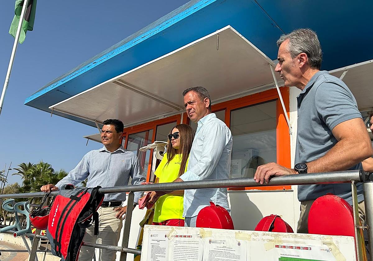 El alcalde de San Javier, José Miguel Luengo; el consejero Marcos Ortuño y el director de Seguridad y Emergencias, Pedro Vicente; junto a una socorrista del Plan Copla, en un puesto de vigilancia de Santiago de la Ribera.