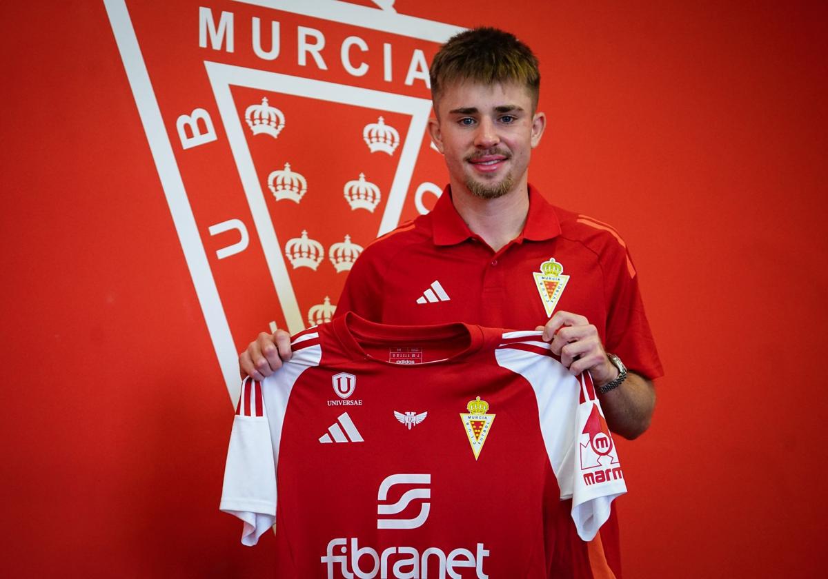 Ben Knight posa con la camiseta del club pimentonero.