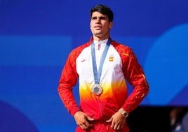 Carlos Alcaraz, con la medalla de plata lograda en París.