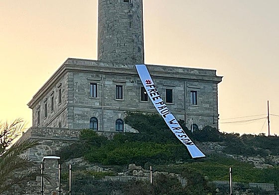 El faro de Cabo de Palos, este lunes, con la pancarta en apoyo a Paul Watson.