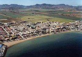 Fotografía aérea de la playa de Islas Menores, en Cartagena.