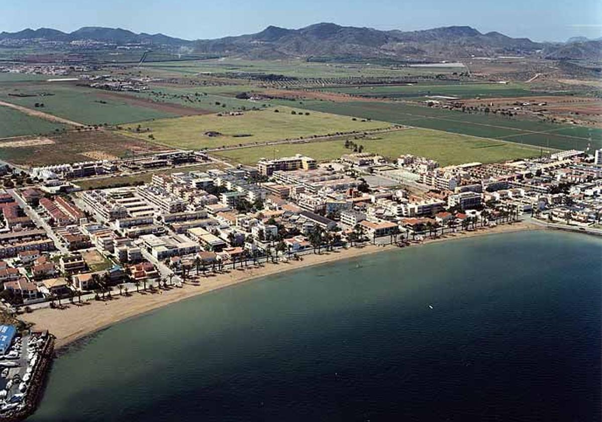 Fotografía aérea de la playa de Islas Menores, en Cartagena.