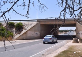 Unos vehículos circulan ayer por la carretera de Pozo Aledo a Dolores de Pacheco, junto al lugar donde se produjo el accidente mortal.