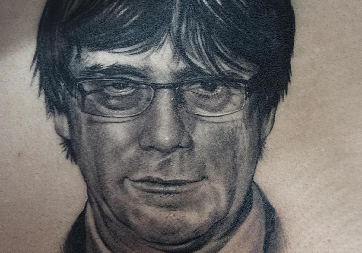 Tatuaje de Puigdemont realizado por Coreh López en el trasero de un joven.