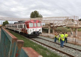 El tren afectado, tras salirse algunos ejes de la vía.