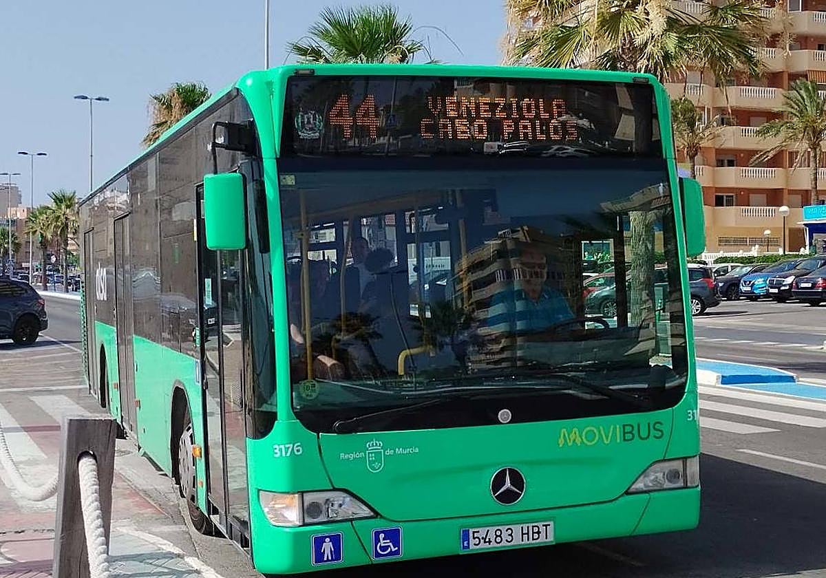 Un autobús en el litoral de Cartagena.