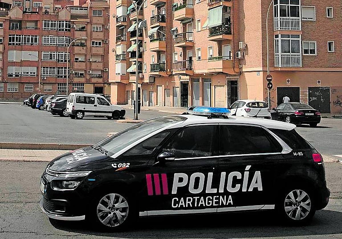 Una patrulla de la Policía Local en coche circula por la plaza Atenea de Ciudad Jardín, frente al Parque de la Rosa.