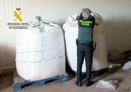 Un agente revisa las bolsas en las que guardaban las semillas.