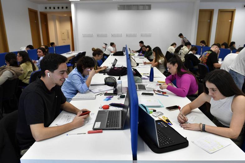 Alumnos de Medicina en el campus de la Salud, en El Palmar