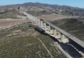 Construcción de un viaducto en Níjar para la plataforma de alta velocidad entre Murcia y Almería. La totalidad de la línea está ejecutada al 65%.