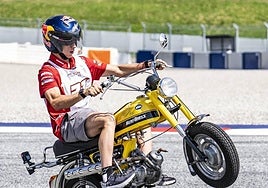 Pedro Acosta divirtiéndose ayer en el circuito de Red Bull Ring, antes de arrancar hoy el GP de Austria.