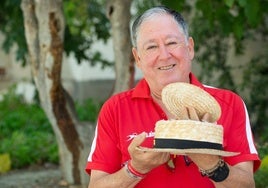 José Antonio Carrilo, fotografiado en Cieza con su famoso sombrero olímpico.