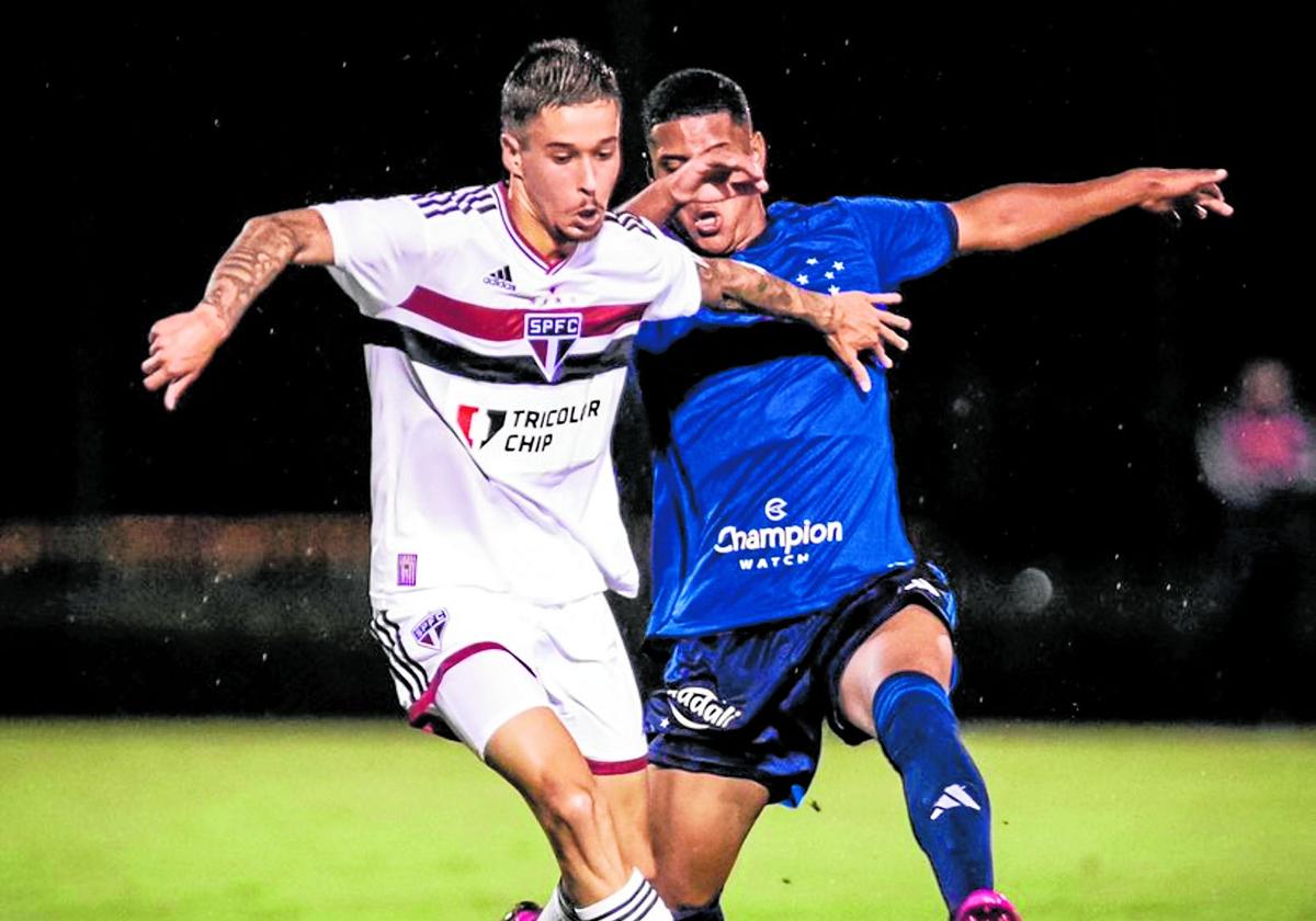 João Pedro Palmberg, centrocampista ofensivo brasileño del Sao Paulo, con el primer equipo del club brasileño.