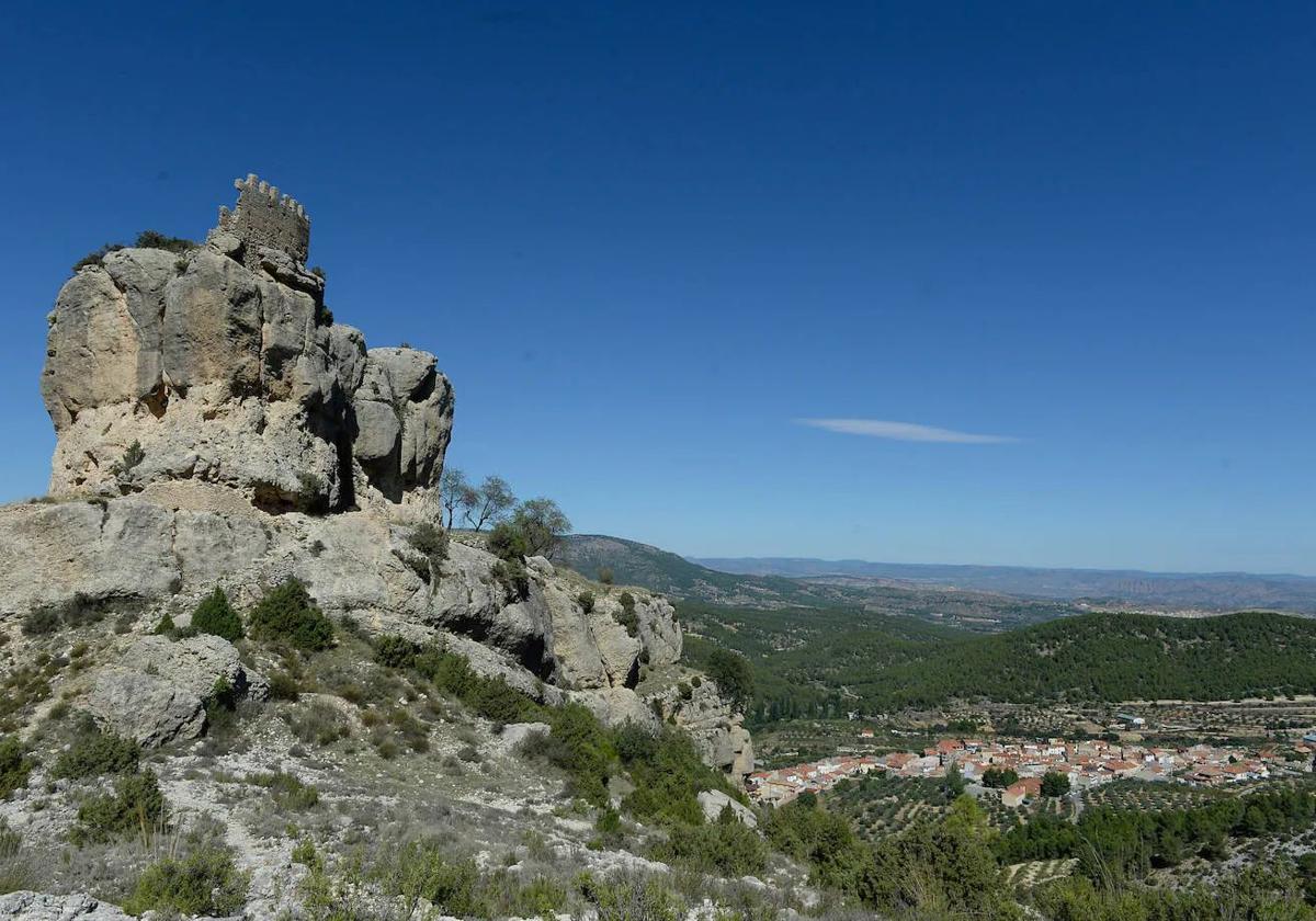 Ruinas del castillo de Benizar, con el pueblo al fondo.