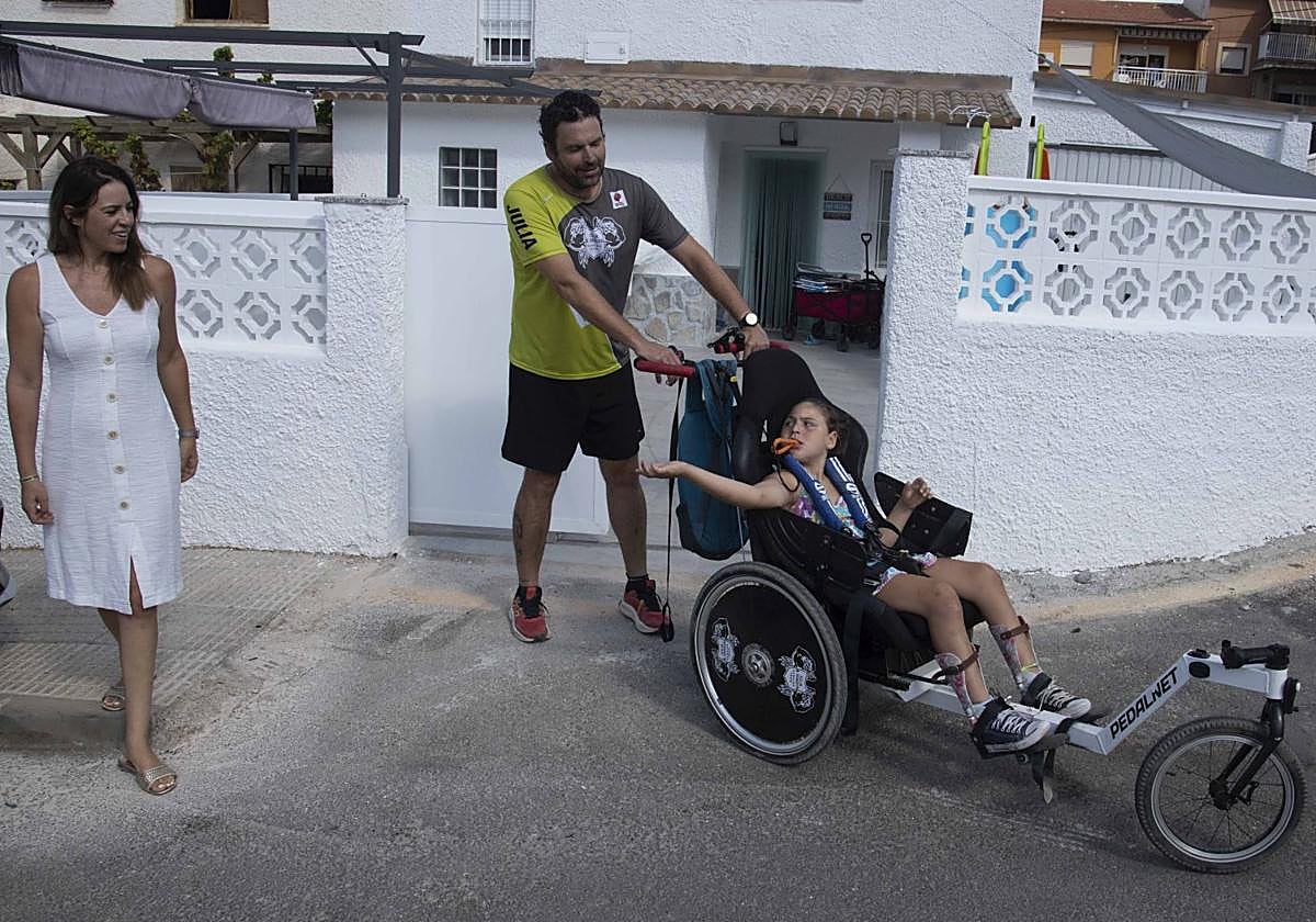 Joaquín y Noelia con su hija Julia, en la puerta de su casa en La Azohía.