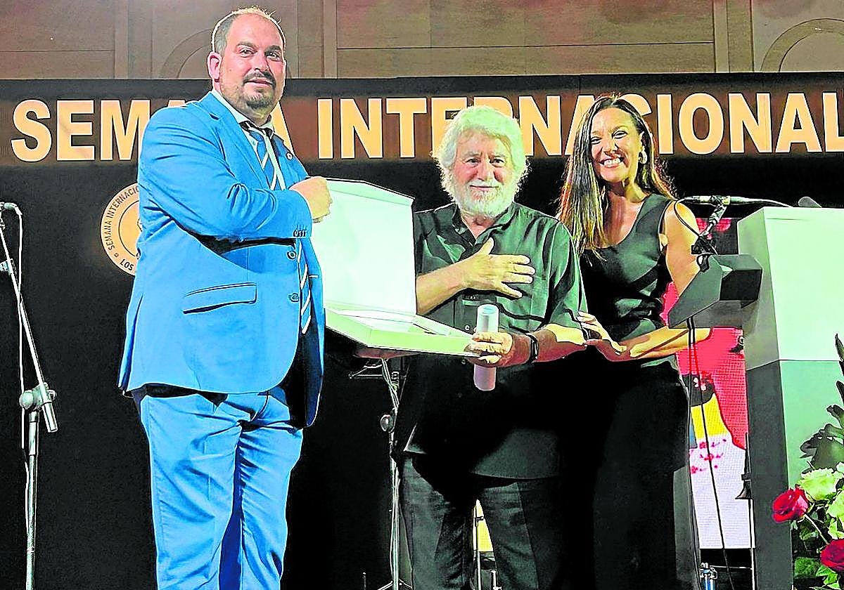 Cristobal Gabarrón, entre el alcalde y la consejera Carmen María Conesa.