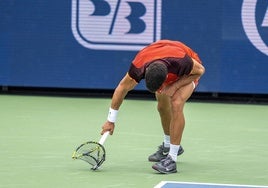 Carlos Alcaraz, rompiendo su raqueta el pasado viernes en su partido ante Monfils en Cincinnati.