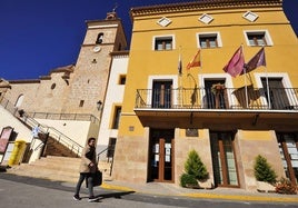 Una mujer junto al Ayuntamiento de Ulea, en una foto de archivo.