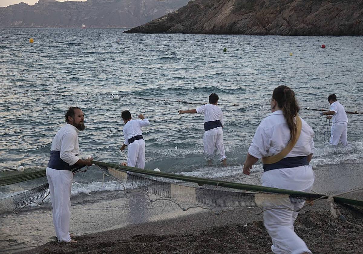 Recreación del arte marinero de la jábega, este sábado en El Portús.
