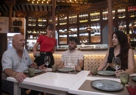 Juan Antonio Pérez, propietario del restaurante; Alba Vela, de pie; Luis Martínez García y Lydia Martín.