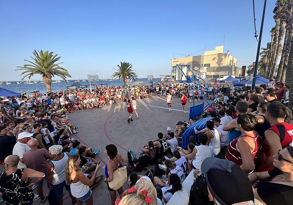 La explanada de Barnuevorepleta de público siguiendo un partido del 3x3 de Santiago de la Ribera, hace unos días.