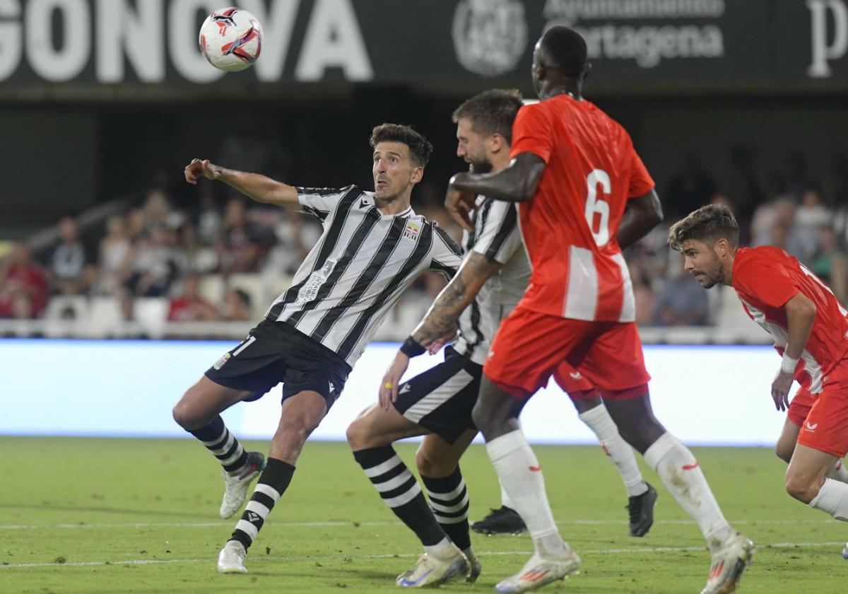 Juan Carlos Real se prepara para disparar en el partido ante el Almería, en el Carabela de Plata.