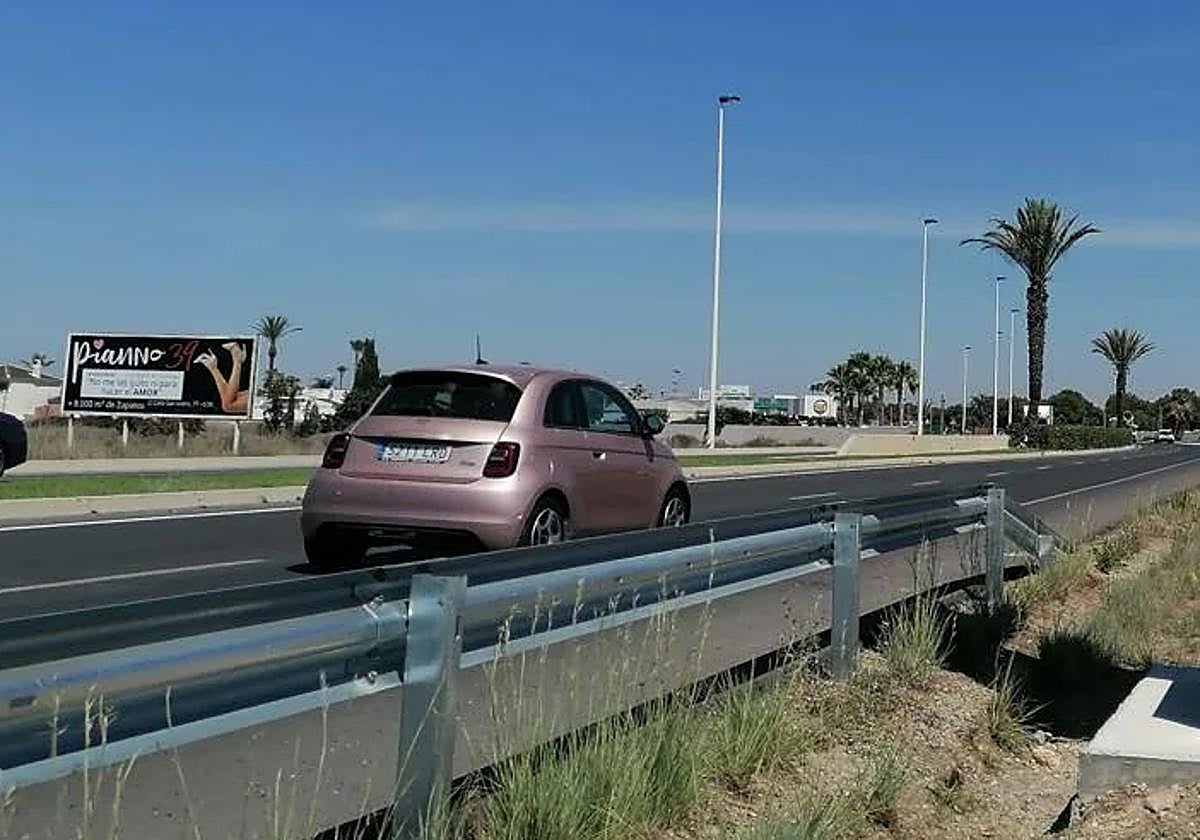 Carretera CV-905 a su paso por Torrevieja.